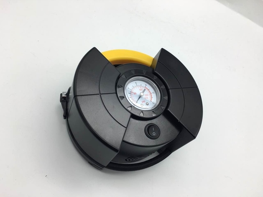 Un buon prezzo. Compressore del gonfiatore dell'aria dell'automobile di DC12V con il calibro per colore nero e giallo differente delle gomme, in linea