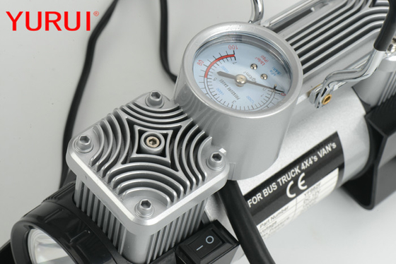 Strumenti in compressore d'aria in grande quantità 12v della scatola montato su veicolo con luce