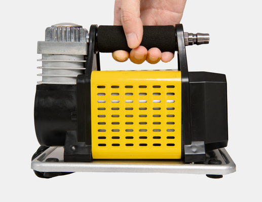 Inflatore portatile per pneumatici per auto con manometro e tubo di pressione metallici