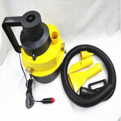 Aspirapolvere con l'aspirapolvere automatico giallo tenuto in mano dell'aspirapolvere del tubo flessibile
