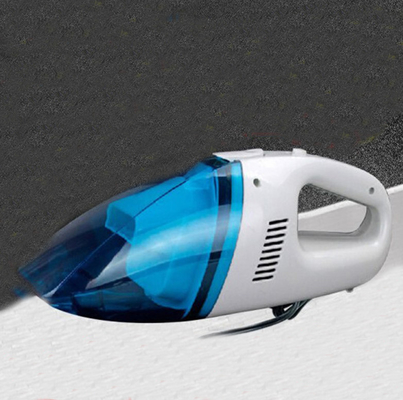 Materia plastica tenuta in mano bagnata/asciutta dell'aspirapolvere dell'automobile nel colore bianco blu