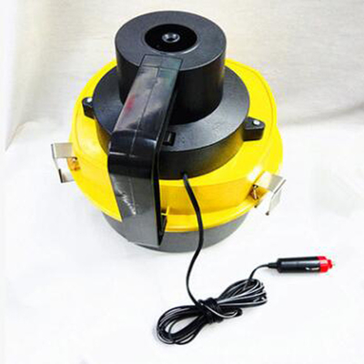 Un buon prezzo. Aspirapolvere con l'aspirapolvere automatico giallo tenuto in mano dell'aspirapolvere del tubo flessibile in linea