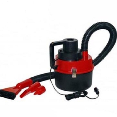 Un buon prezzo. Aspirapolvere bagnato o asciutto dell'automobile con l'aspirapolvere automatico rosso tenuto in mano dell'aspirapolvere dell'accendino in linea
